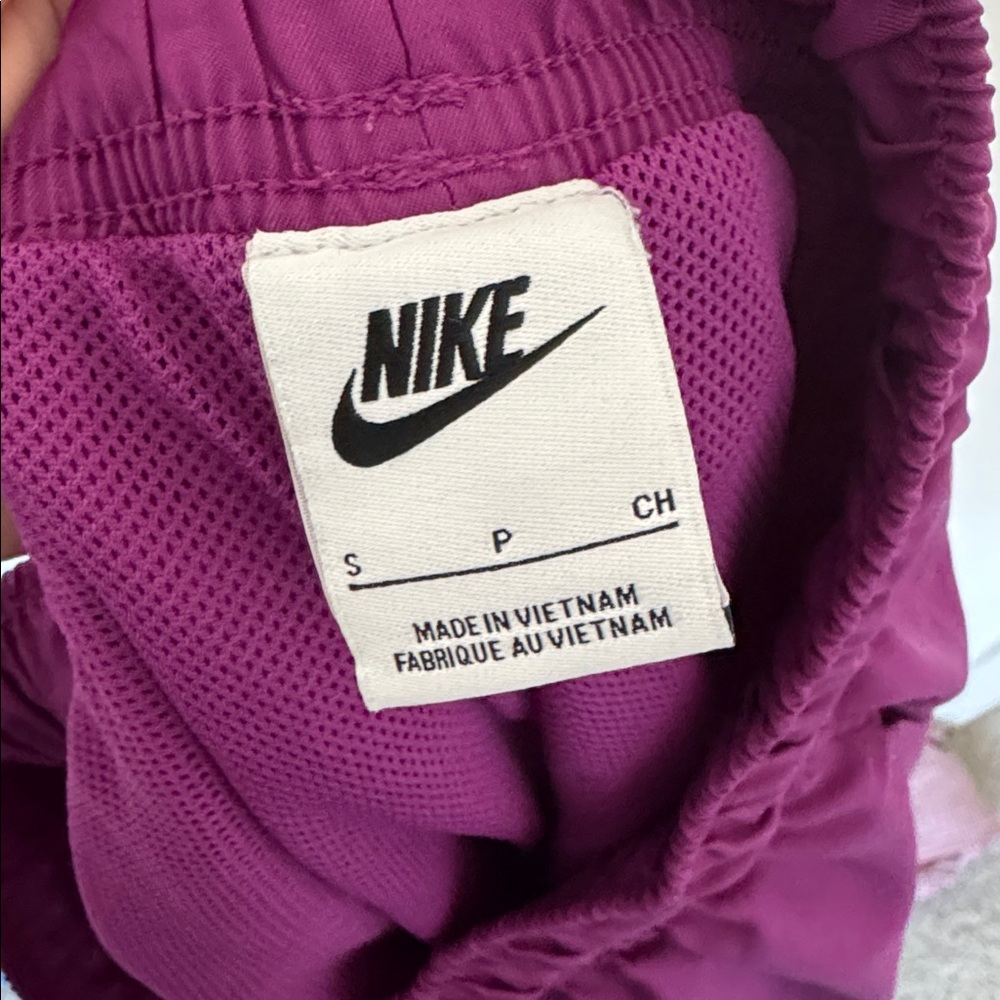 Nike Unisex Magenta Sports Shorts - Size S - Picture 4 of 6